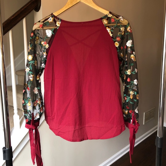 Pretty Red Top with Black S - Picture 5 of 6